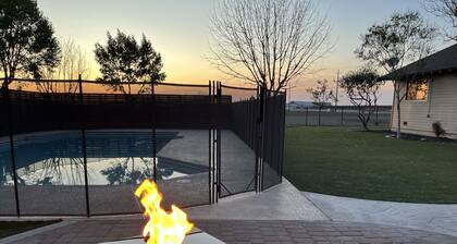 Modern Pet-Friendly Farmhouse, Pool,
Games, Sleeps 8, 3 Bed and 2 Bath, Basement