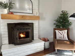 Interior - Holiday Modern Pet-Friendly Farmhouse, Pool,
Games, Sleeps 8, 3/2 w/Basement (Parlier)