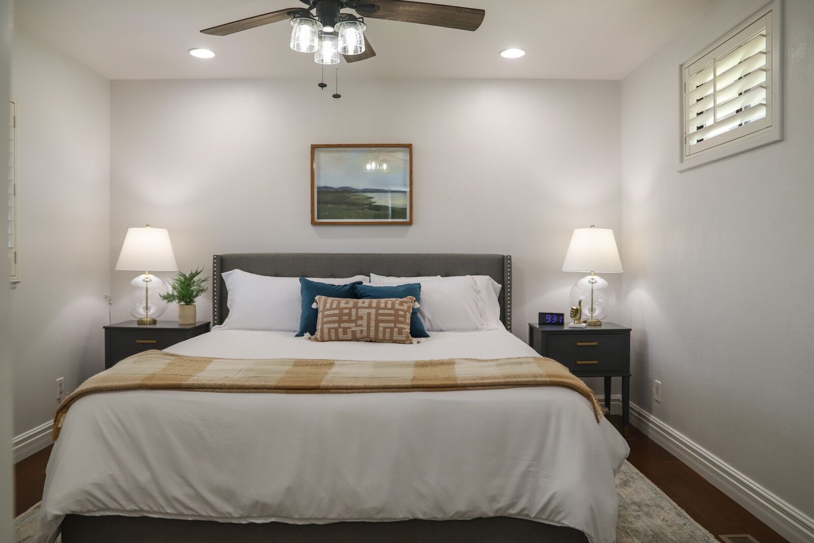 3 間睡房、書桌、熨斗/熨衫板、可攜式嬰兒床