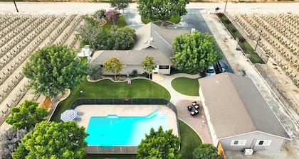 Holiday Modern Pet-Friendly Farmhouse, Pool,
Games, Sleeps 8, 3/2 w/Basement