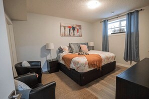3 bedrooms, blackout curtains, soundproofing, iron/ironing board - Stunning Home (Edmonton)