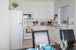 Comfort House | Private kitchen - Stunning Home (Edmonton)