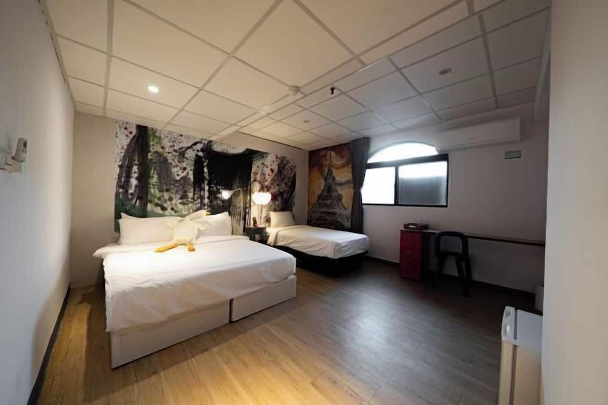 Down duvets, individually decorated, desk, free WiFi