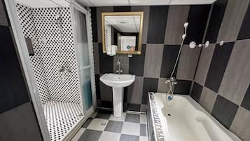 Family Suite | Bathroom | Free toiletries, hair dryer, slippers, towels
