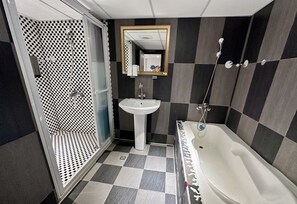 Suite Familiale | Salle de bain | Articles de toilette gratuits, sèche-cheveux, chaussons