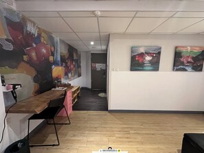 Cubrecamas, decoración personalizada, escritorio y wifi gratis 