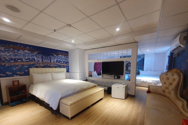 Comfort Room | Down comforters, desk, WiFi (free), individually decorated