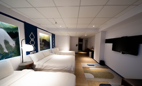 Perhesviitti | Untuvapeitot, yksilöllisesti sisustettu, työpöytÀ, ilmainen Wi-Fi