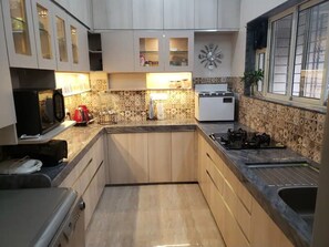 Private kitchen - Luxury Malabar Hill Retreat (मुंबई)