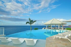 2 bars/lounges, poolside bar