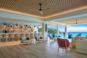 2 restaurantes; se sirve desayuno, almuerzo y cena; cocina caribeña