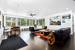 テレビ、暖炉、書庫、ステレオ