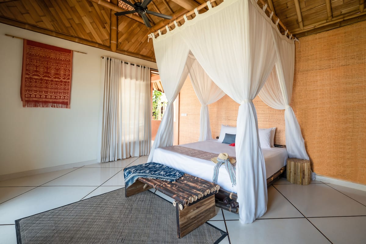 1 bedroom, bed sheets