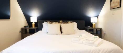 5 sovrum, skrivbord, strykjärn/strykbräda och resesäng