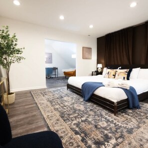 5 soverom, skrivebord, strykejern/-brett og reiseseng for barn