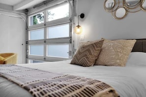 4 bedrooms, desk, iron/ironing board, travel crib