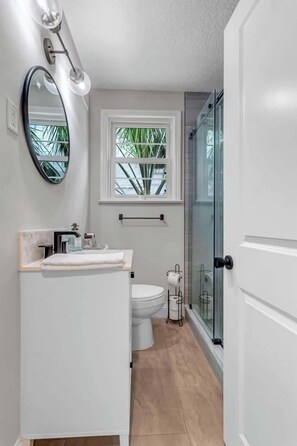 Een douche, een haardroger, handdoeken, shampoo