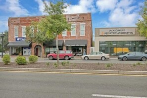 Exterior - 6x Gamer Themed 2BR Apts - Close to Stadium! (Jacksonville)