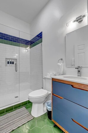 Shower, hair dryer, shampoo - 6x Gamer Themed 2BR Apts - Close to Stadium! (Jacksonville)