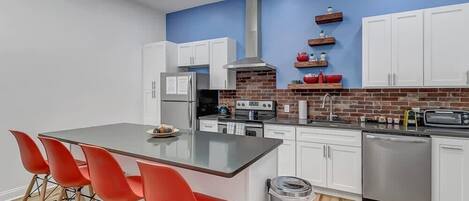 Réfrigérateur, micro-ondes, four, plaque de cuisson