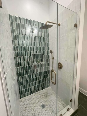Douche, sèche-cheveux, shampoing