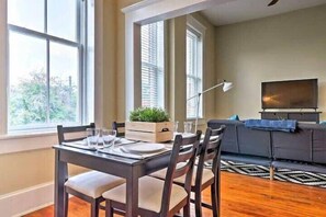 Dining - Bright & spacious Property - Pet friendly! (Jacksonville)