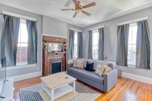 TV, Netflix, streaming services, offices - Bright & spacious Property - Pet friendly! (Jacksonville)