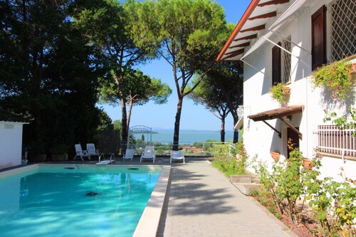 Lovely villa with pool overlooking Lake Trasimeno just outside the village of San Feliciano. Perfect