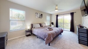 4 bedrooms, travel crib, WiFi, bed sheets - PERFECT, NEW! 6 Min to Dis, On Lake, Brand Name Beds, Big  T.Vs, Steps to Pool.  (Kissimmee)