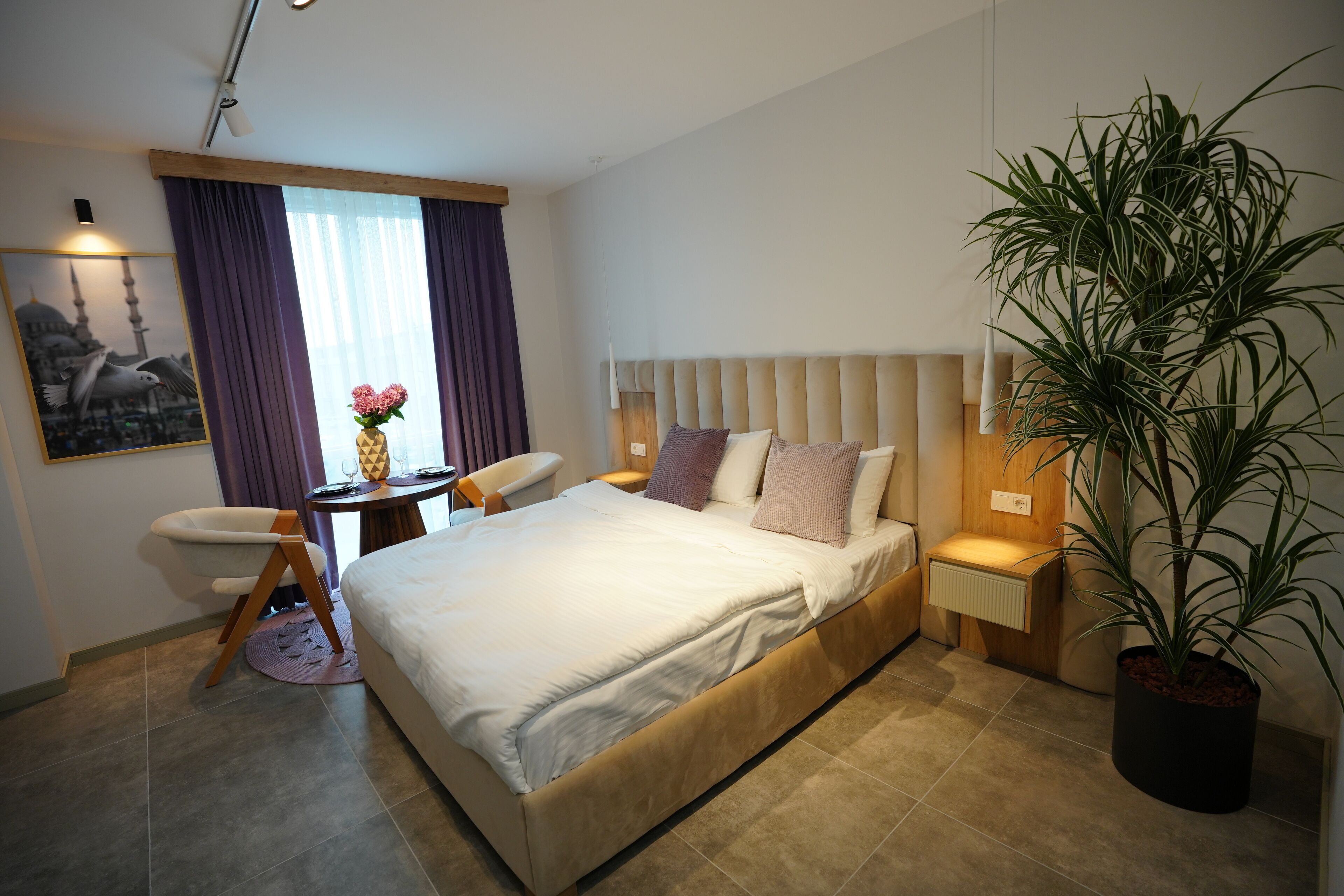 セーフティボックス (室内)、客室ごとに異なるインテリア、デスク、アイロン / アイロン台