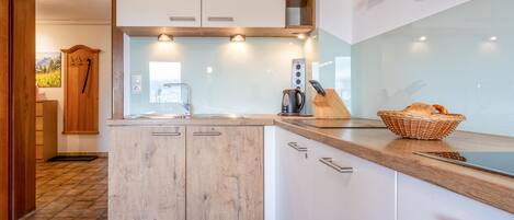 Een koelkast, een magnetron, een oven, een kookplaat