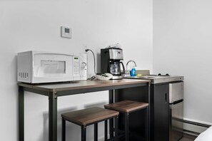 Microondas, parrilla de estufa, cafetera y tetera y periquera