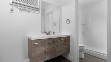 Bathtub, shampoo