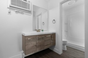 Bathtub, shampoo - Peninsula One Apartments Unit 20 (Traverse City)