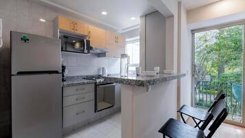 Coffee/tea maker, fridge, microwave, oven
