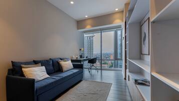 Een televisie, boeken, een stereo en een kantoor