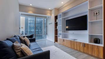 Televisie, boeken, een stereo en een kantoor