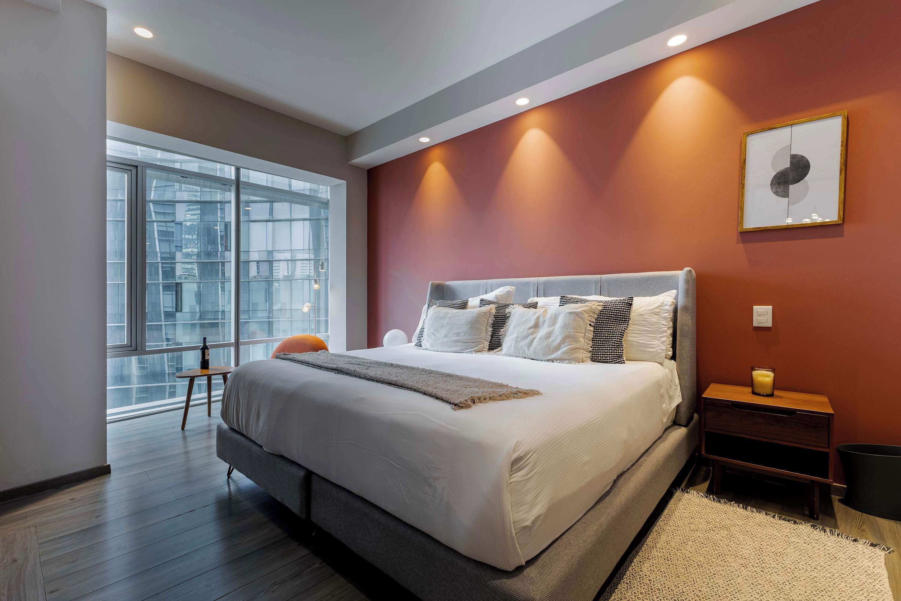 1 slaapkamer, een kluis op de kamer, een bureau