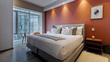 1 slaapkamer, een kluis op de kamer, een bureau