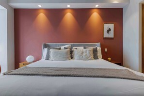 1 chambre, coffre-fort, bureau, fer et planche à repasser