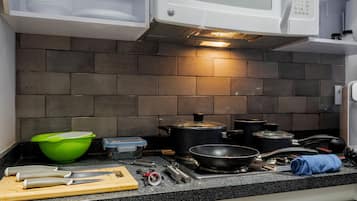 Een koelkast, een magnetron, een oven, een kookplaat