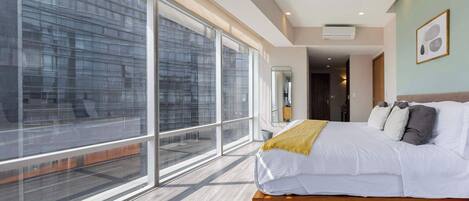 2 slaapkamers, een kluis op de kamer, een bureau