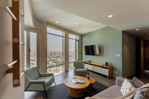 Televisión, libros, estéreo y oficina 