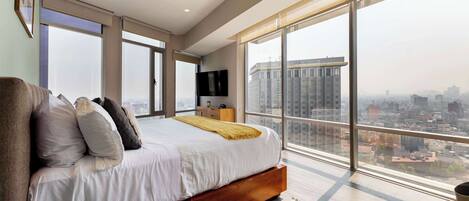 2 bedrooms, in-room safe, desk, iron/ironing board