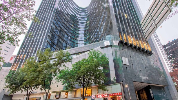 A modern building with a curved facade and a Panda Express restaurant on the ground floor. - Capitalia | Refined Duplex | Full Gym & Security (Ciudad de México)