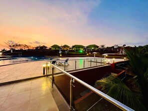 Outdoor pool - The Nanny Grand Resort (Malvan)
