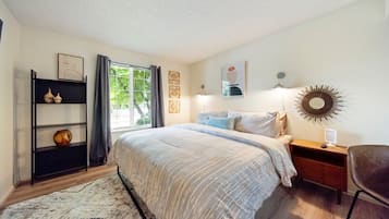 2 slaapkamers, een bureau, een strijkplank/strijkijzer, reisbedje