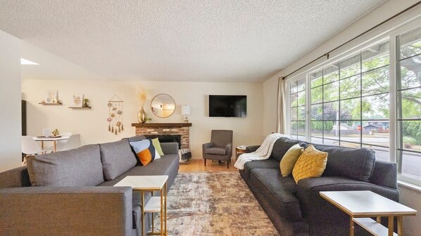 Flat-screen TV, Netflix, streaming services, offices