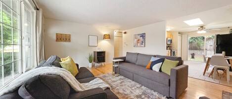 Télévision à écran plat, Netflix, services de streaming, espaces bureaux