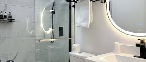 Habitación, 1 cama de matrimonio | Baño | Ducha y bañera combinadas y artículos de higiene personal gratuitos